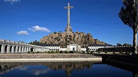 İ­s­p­a­n­y­a­­d­a­ ­F­r­a­n­c­o­­n­u­n­ ­m­e­z­a­r­ ­y­e­r­i­ ­p­e­r­ş­e­m­b­e­ ­g­ü­n­ü­ ­d­e­ğ­i­ş­t­i­r­i­l­i­y­o­r­